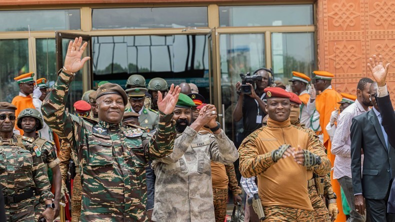 L’AES dit non à l’Occident … pendant que ses juntes lui serrent discrètement la main – Bénin Check